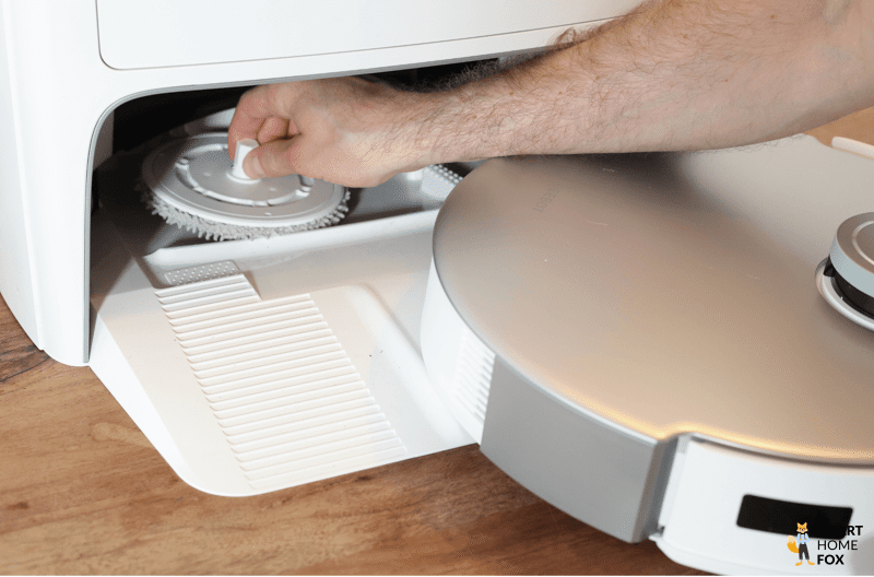 Die Noppen-Platte der Moppreinigungsstation des ECOVACS DEEBOT T20 OMNI ist zu sehen.